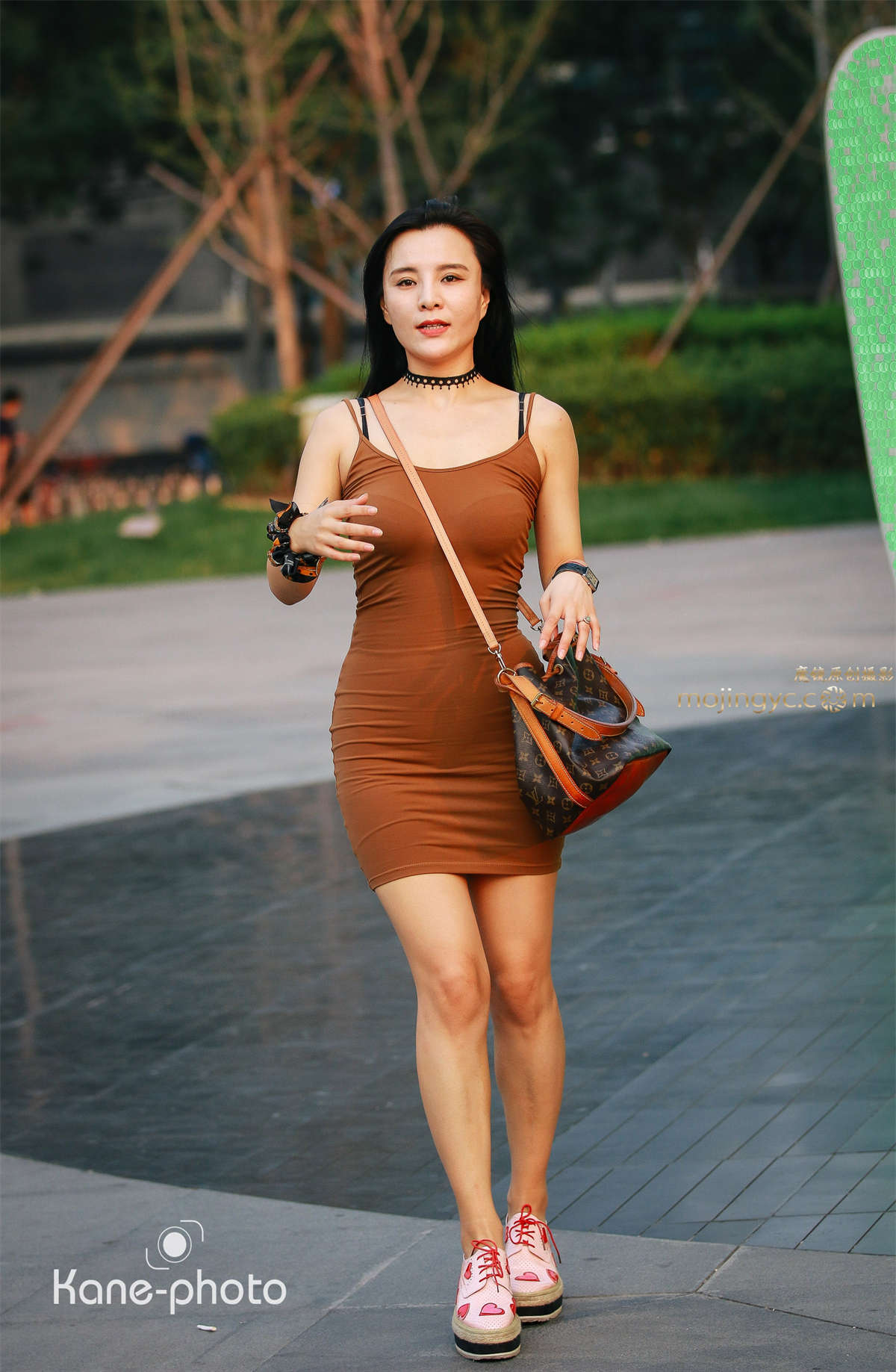 性感包臀辣妈-日更街拍