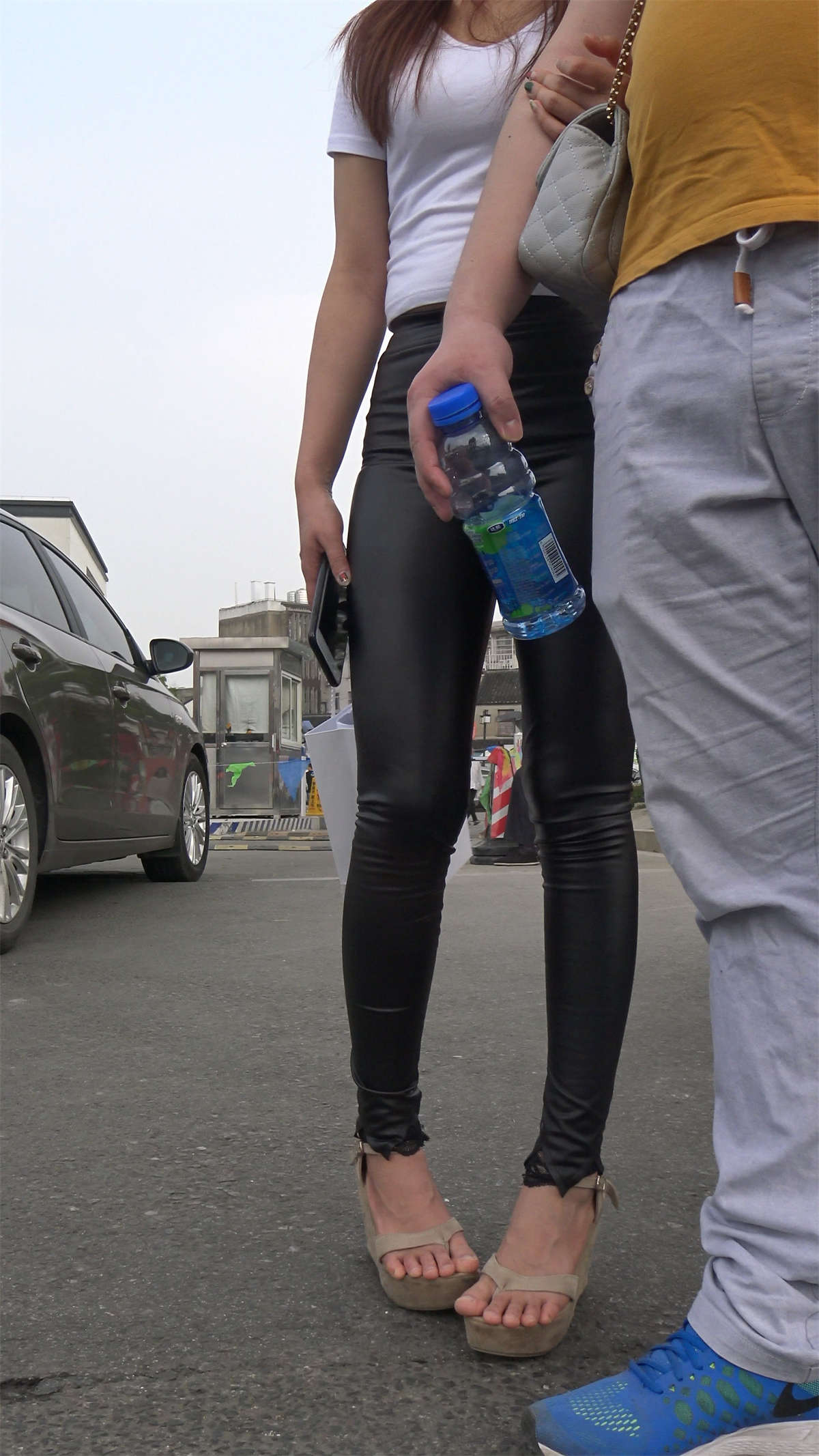 图片[2]-白T恤超紧身皮裤破高跟鞋劲爆身材街拍美女-日更街拍