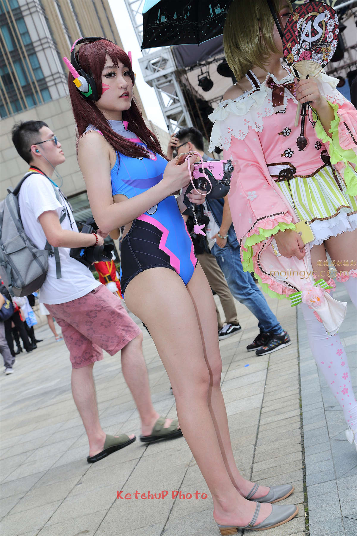 蓝衣妹子身材不错-日更街拍