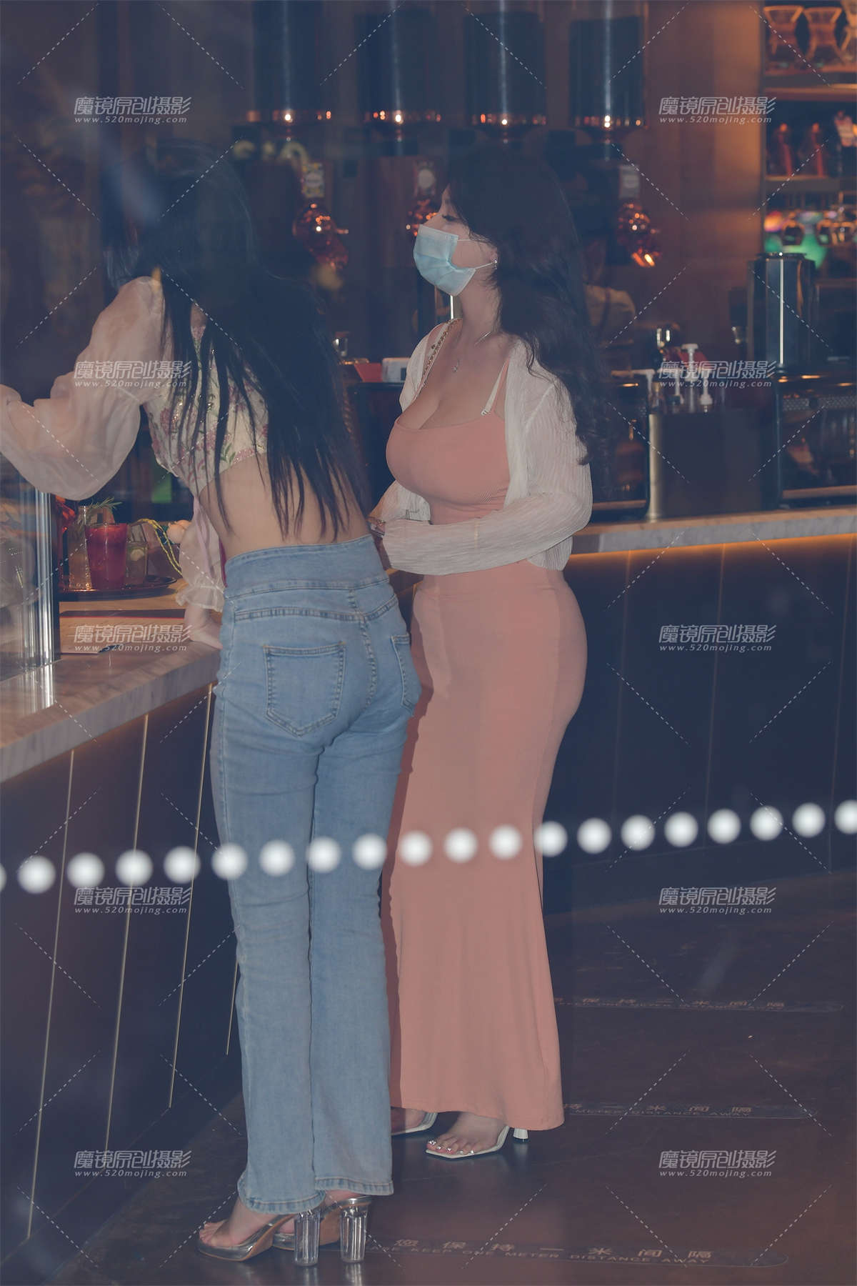 粉色包臀裙美女-日更街拍