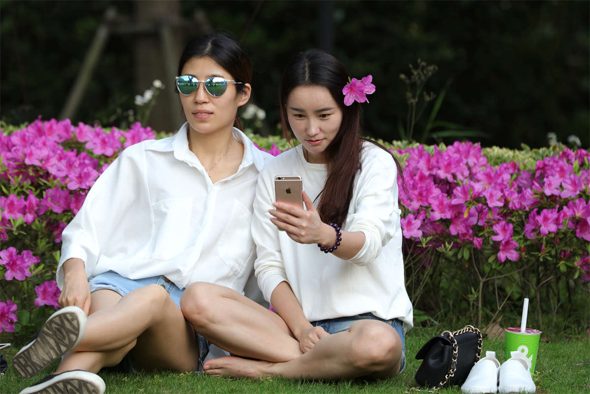 图片[2]-踏青公园街拍系列No.785 清纯款长发女孩性感玉足矜持外露，能拍的角度一个都不能错过-日更街拍