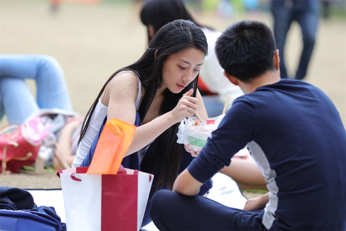 图片[2]-踏青公园街拍系列No.1013 年轻貌美就是炫耀资本，换一种方式展现光洁的裸足 第2套-日更街拍