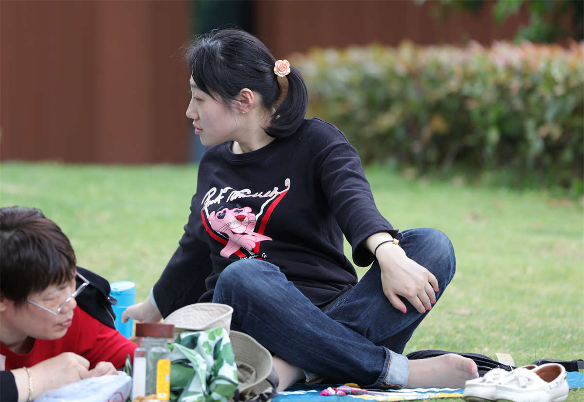 图片[2]-踏青公园街拍系列No.1717 姑娘一对艳足，穿上一双薄丝-日更街拍