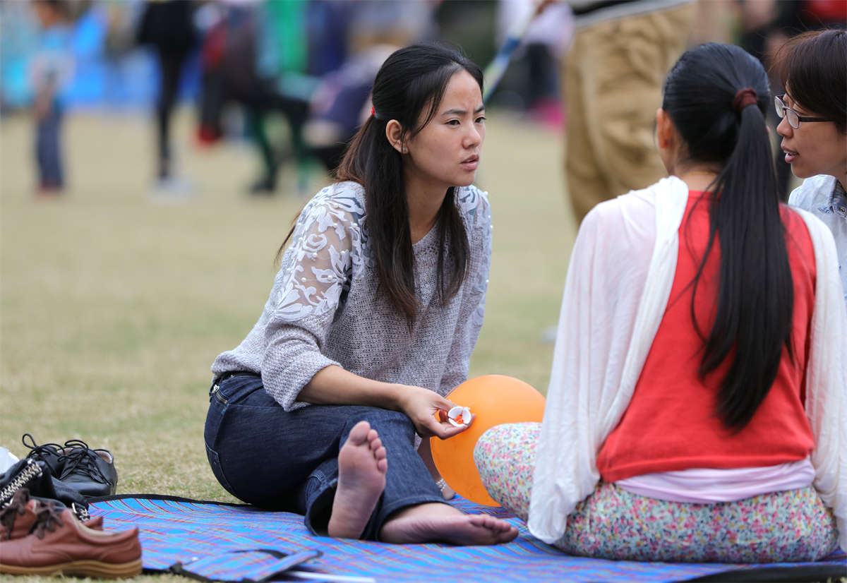 图片[2]-踏青公园街拍系列No.1206 清秀小女神露出一双骨感素足-日更街拍