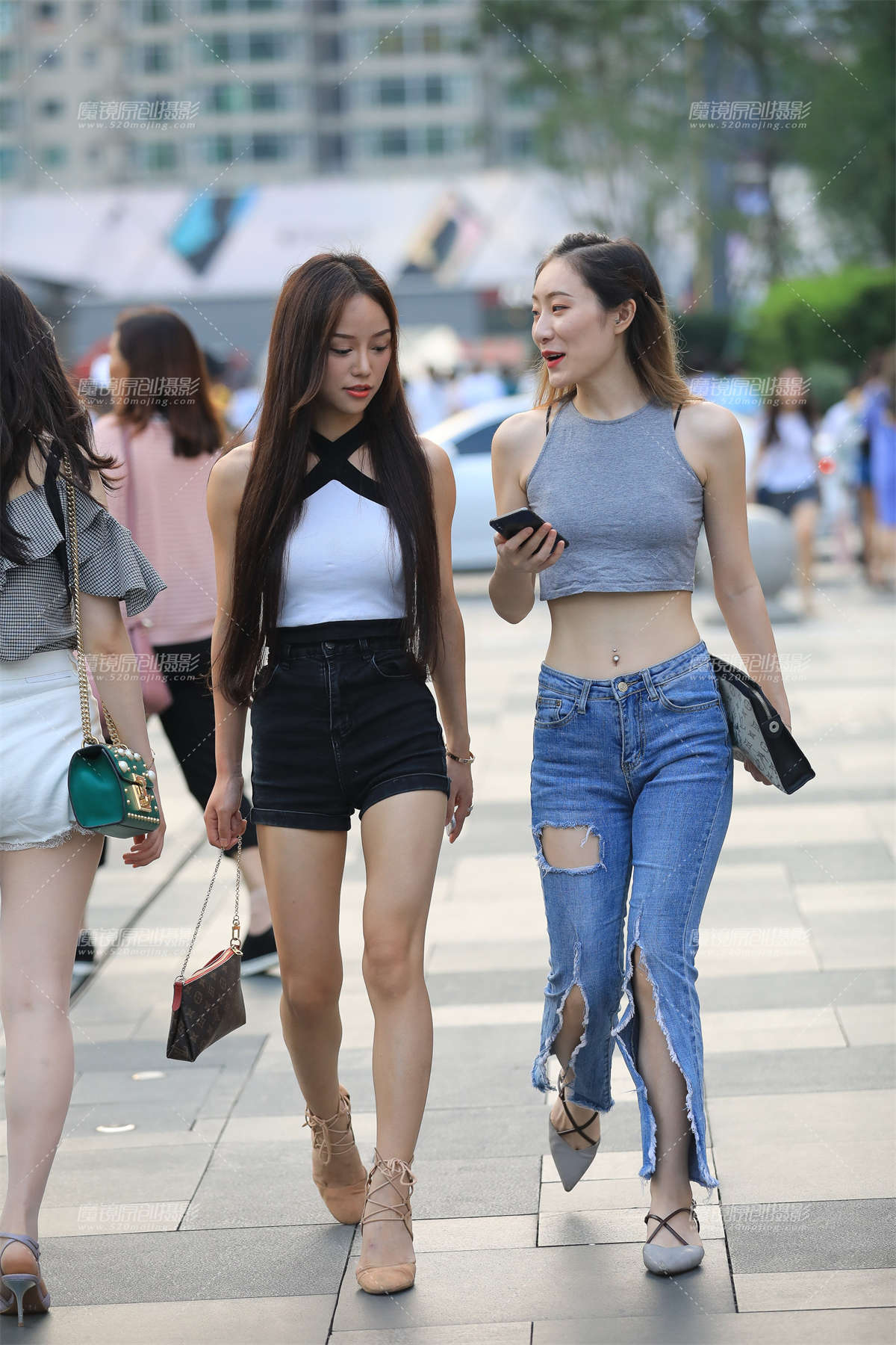 一个靠脸 一个有腰 你喜欢哪个-日更街拍