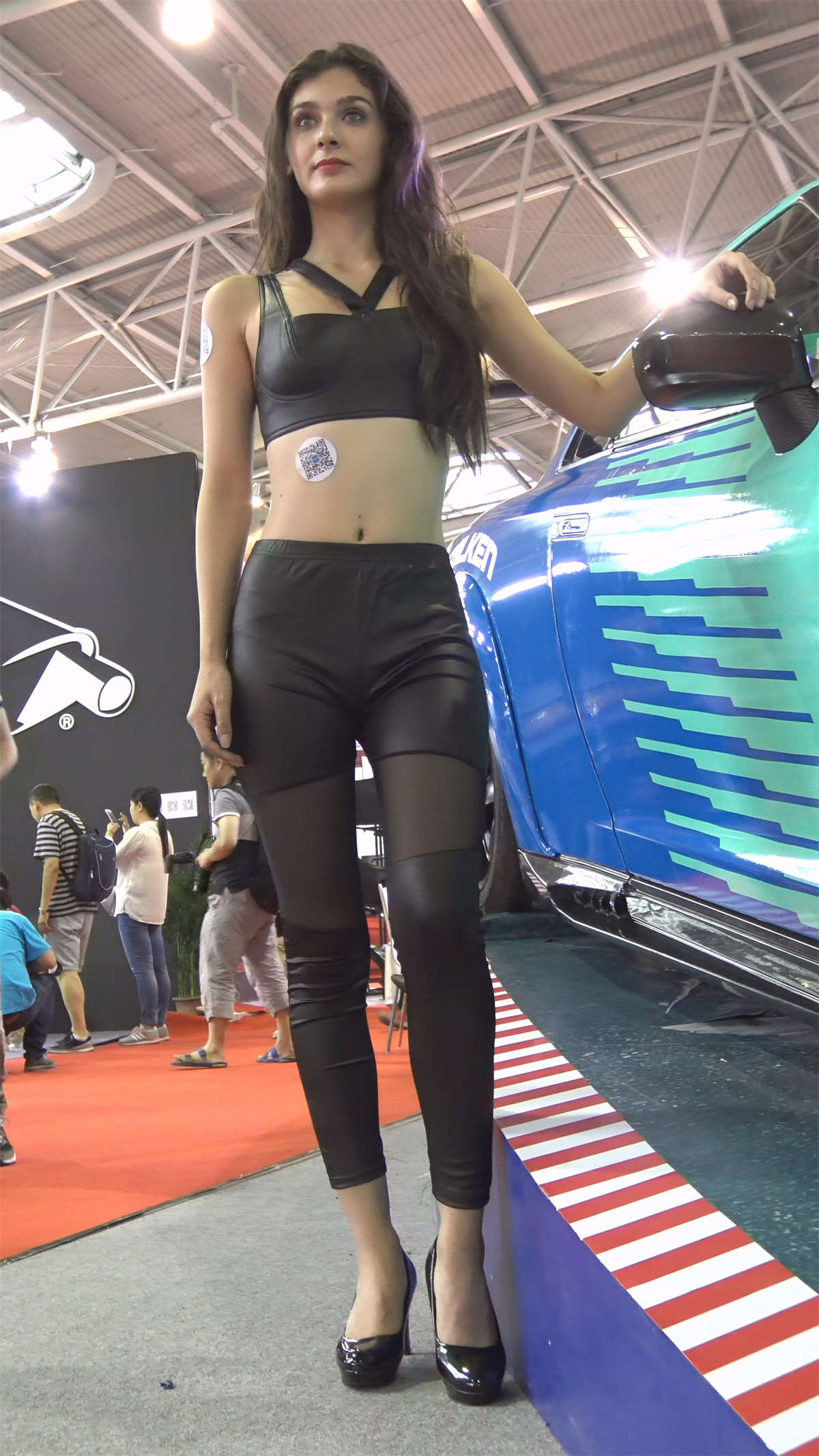 图片[2]-改装车展拍摄黑皮裤长腿洋模特-日更街拍