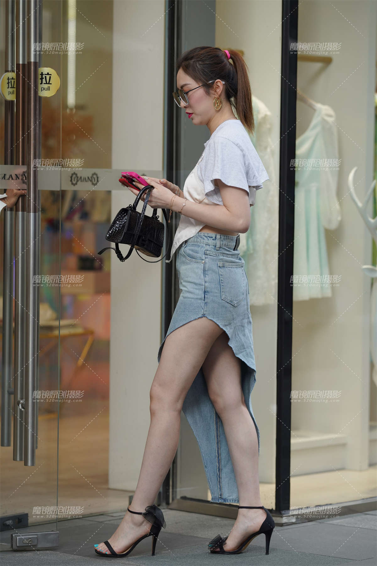 图片[2]-【凯恩赛贴】漂亮的牛仔裙女孩 出彩的高跟鞋-日更街拍