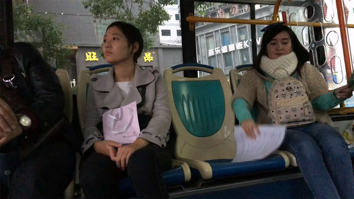 图片[2]-黑色紧身牛仔裤小妹-日更街拍