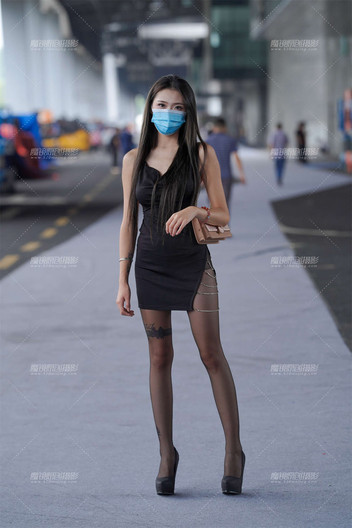 黑丝长腿逛车展-日更街拍