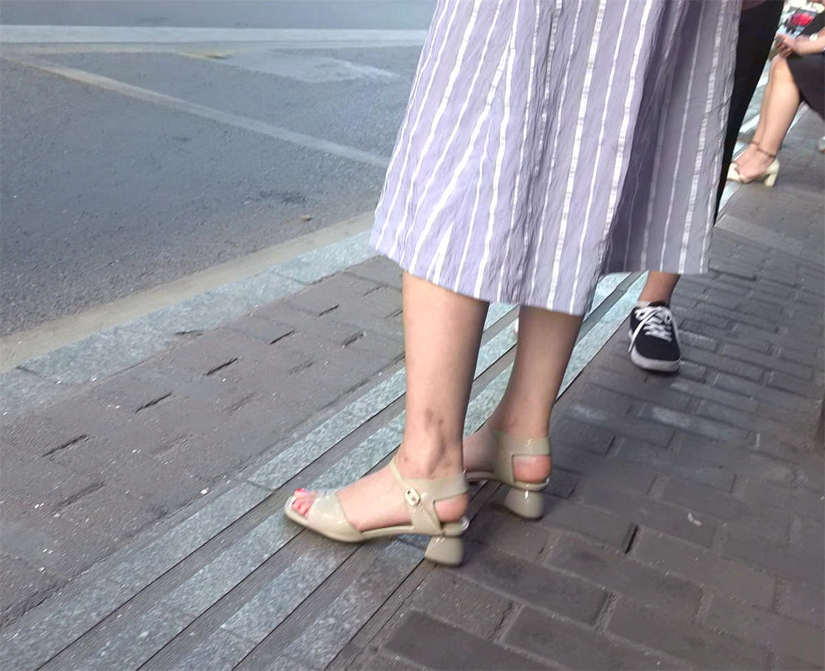 图片[2]-长裙、精致美足美甲-日更街拍