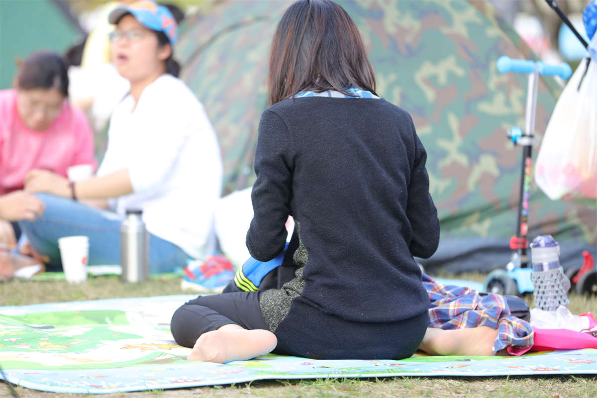 图片[2]-踏青公园街拍系列No.786 清纯的少妇侧卧，完美解锁诱惑的短肉丝足底 第1套-日更街拍