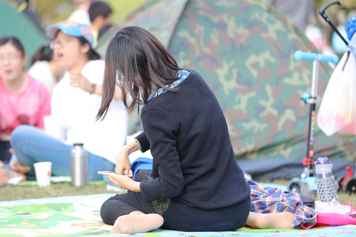 踏青公园街拍系列No.786 清纯的少妇侧卧，完美解锁诱惑的短肉丝足底 第1套-日更街拍