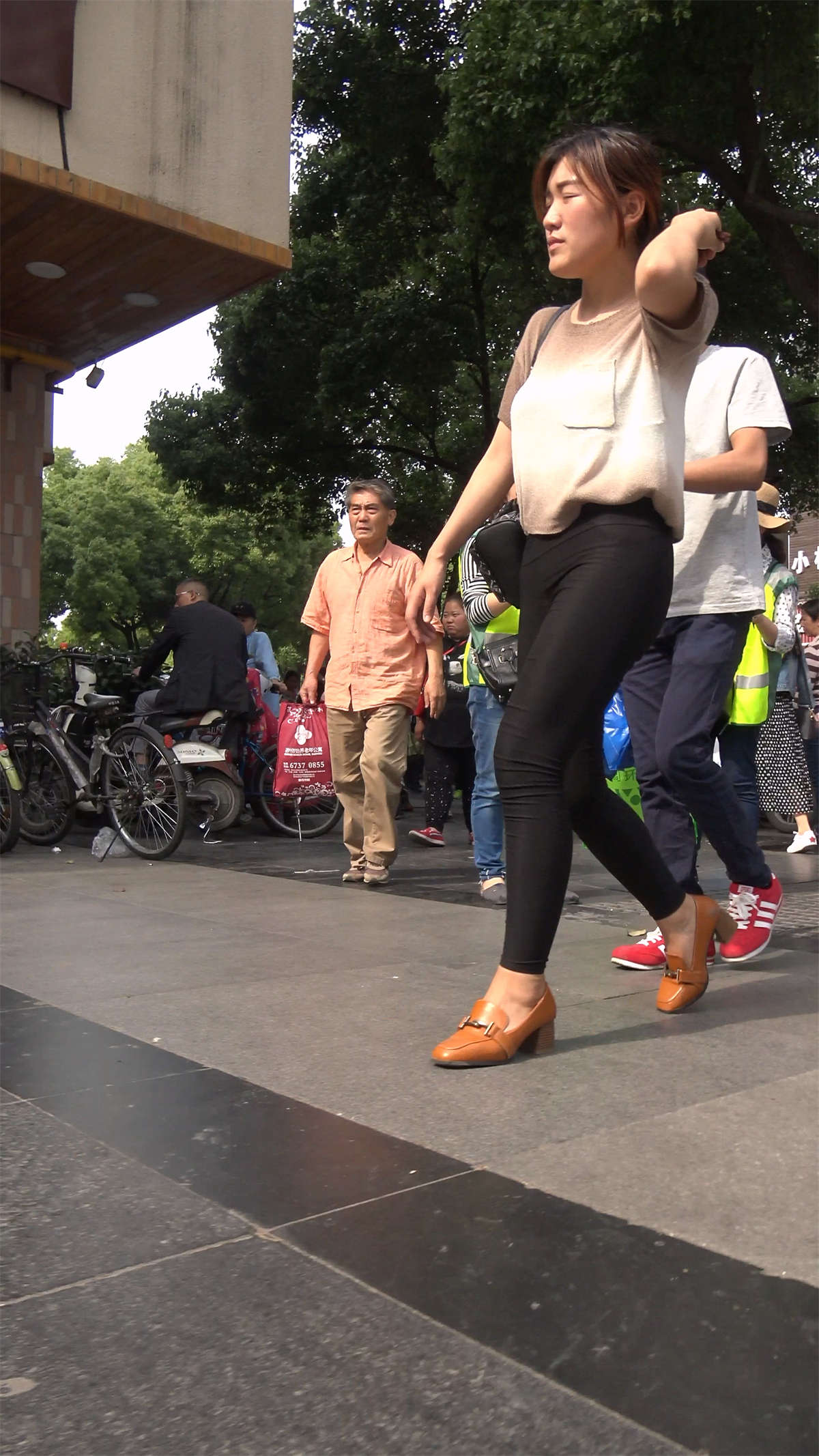 图片[2]-超紧黑裤丰臀街拍美臀美女-日更街拍