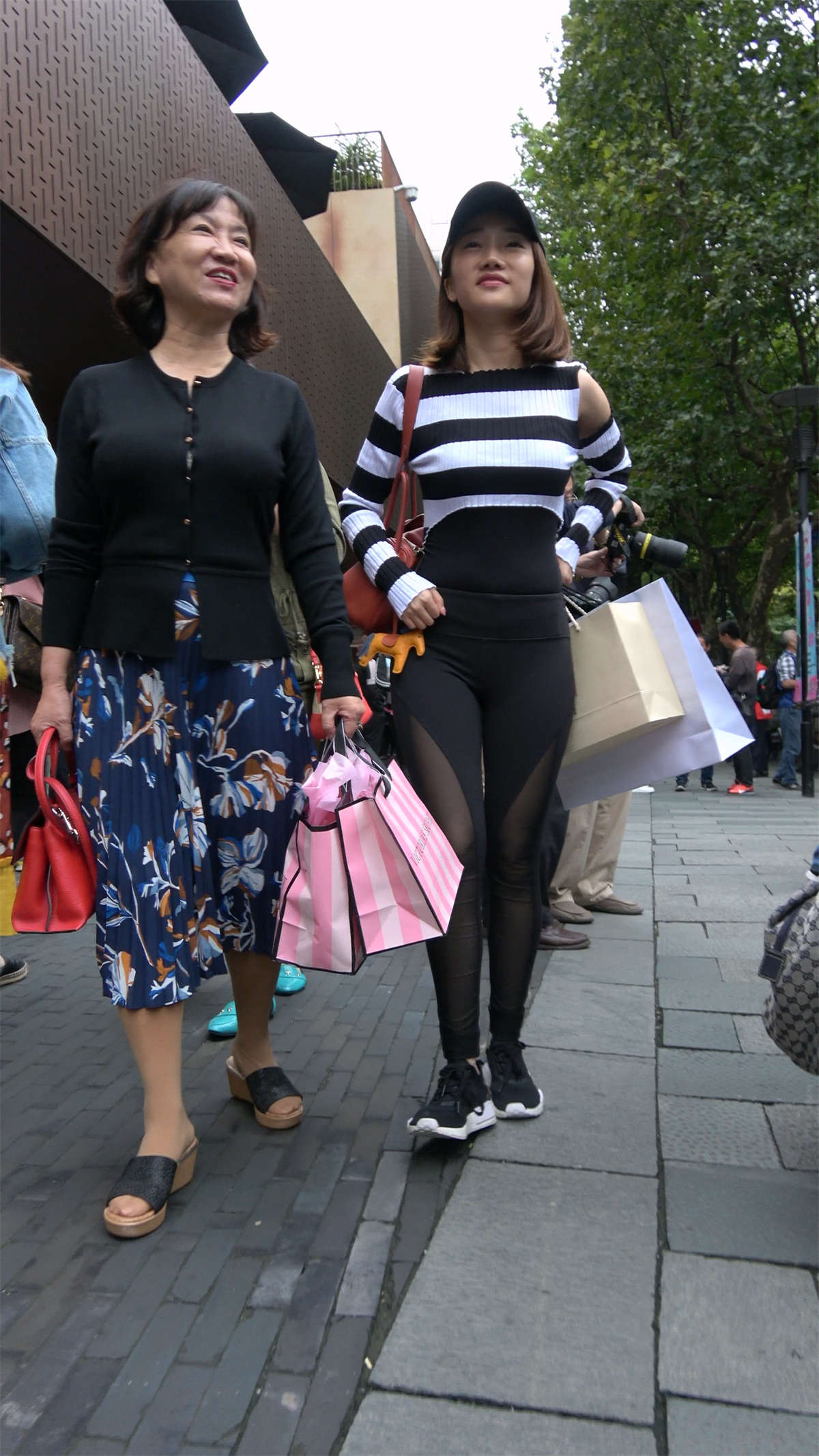 图片[2]-鸭舌帽条纹衫运动弹力裤运动鞋小姐姐-日更街拍