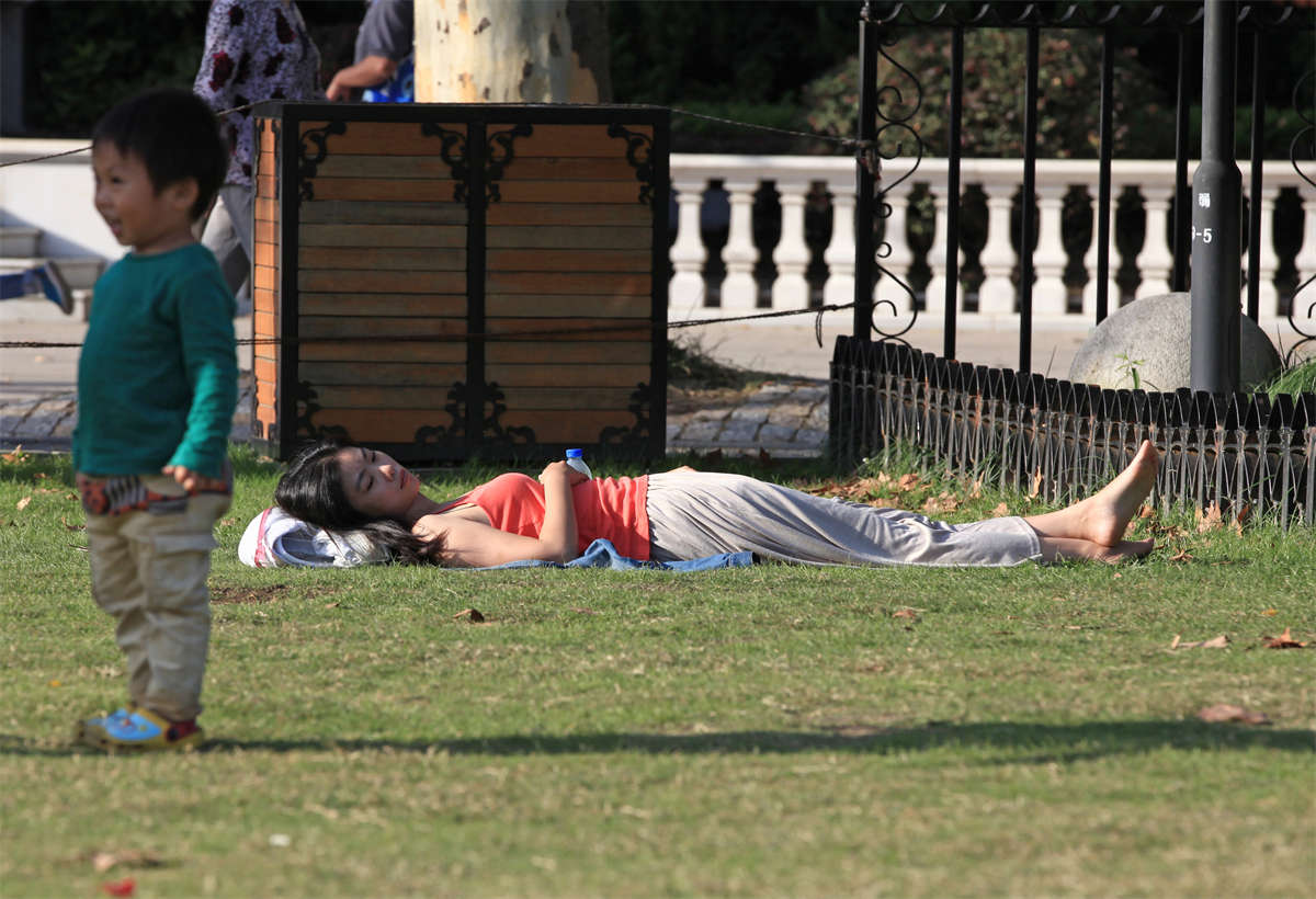 图片[2]-踏青公园街拍系列No.1014 当美女横躺草坪，对你投来冷峻的目光，你敢靠近吗 第1套-日更街拍