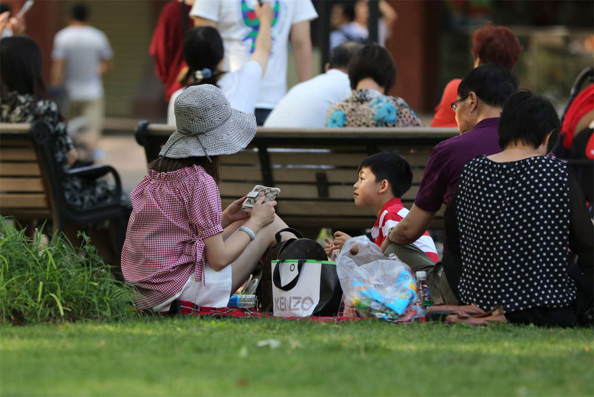 图片[2]-踏青公园街拍系列No.1718 家人起身，迅速抢占正机位拍摄恬静少妇性感足底-日更街拍