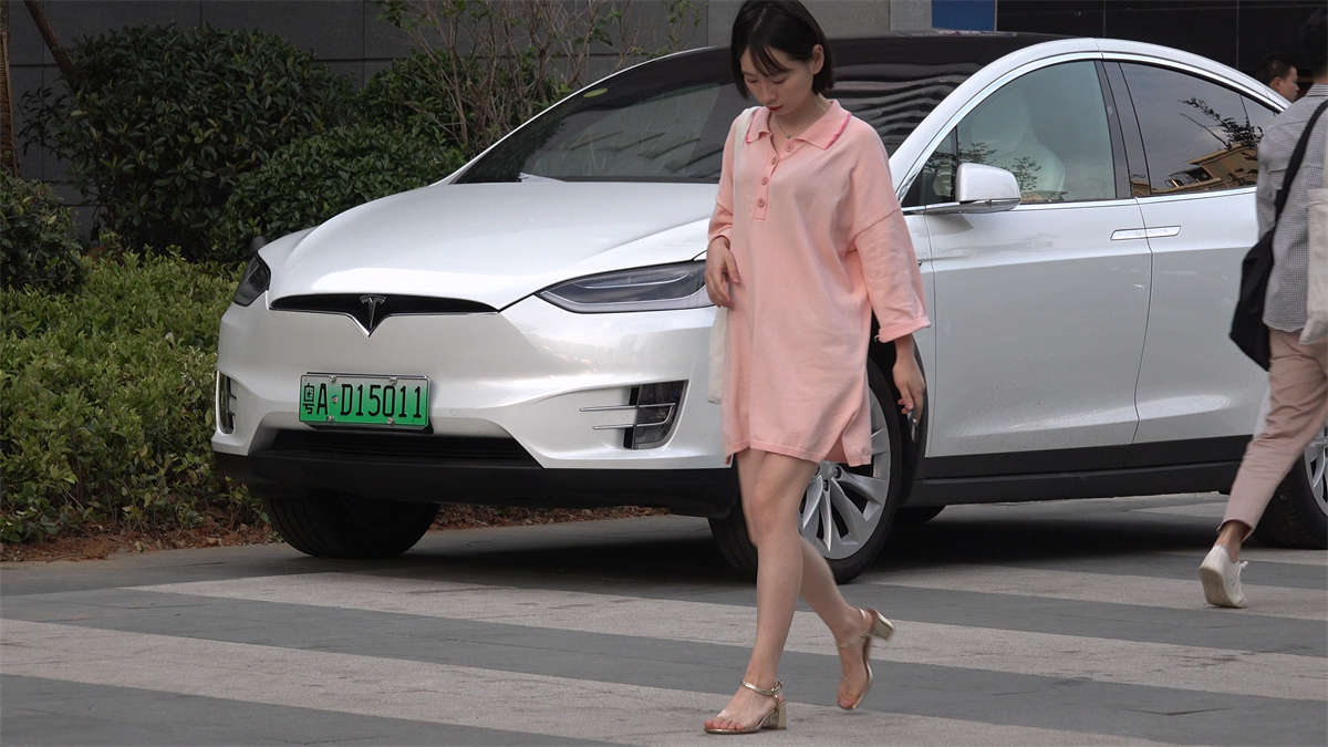 清纯气质小靓女的高跟鞋美足-日更街拍