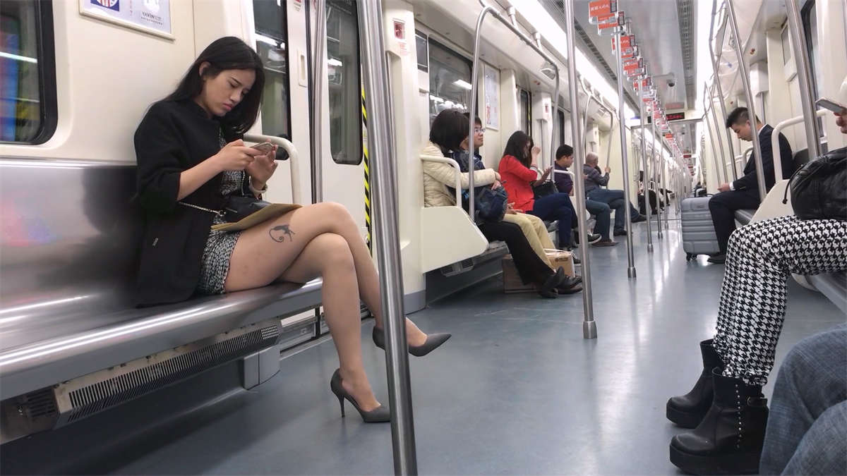 图片[2]-地铁漂亮连衣裙美女极品迷人美腿-日更街拍