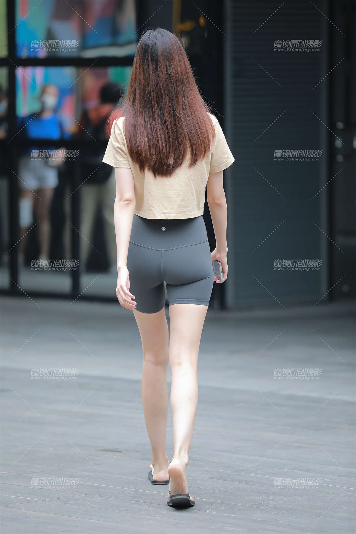 图片[2]-【玻璃街拍】紧身瑜伽短裤美眉-日更街拍