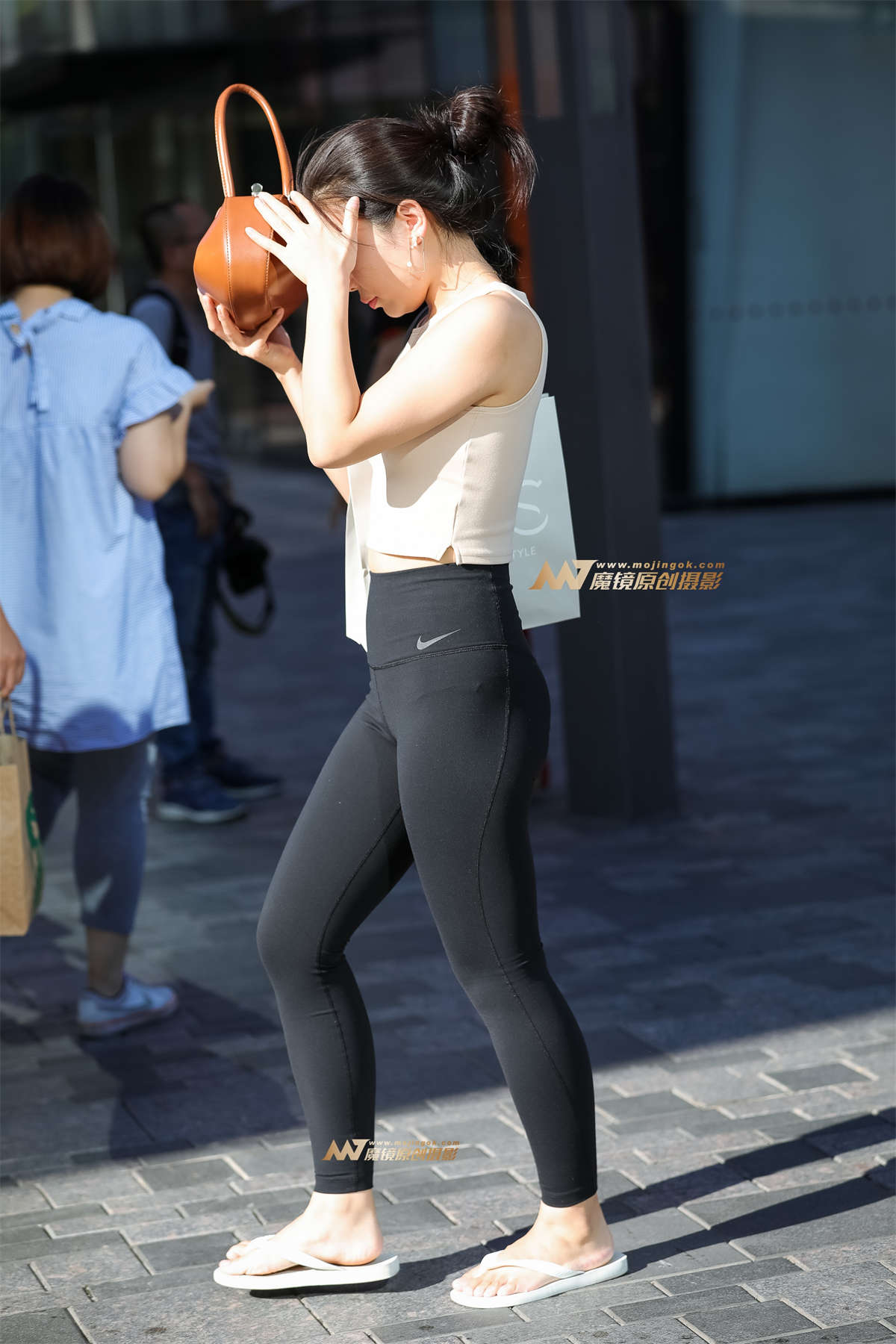 娇羞的你 圆润挺翘-日更街拍