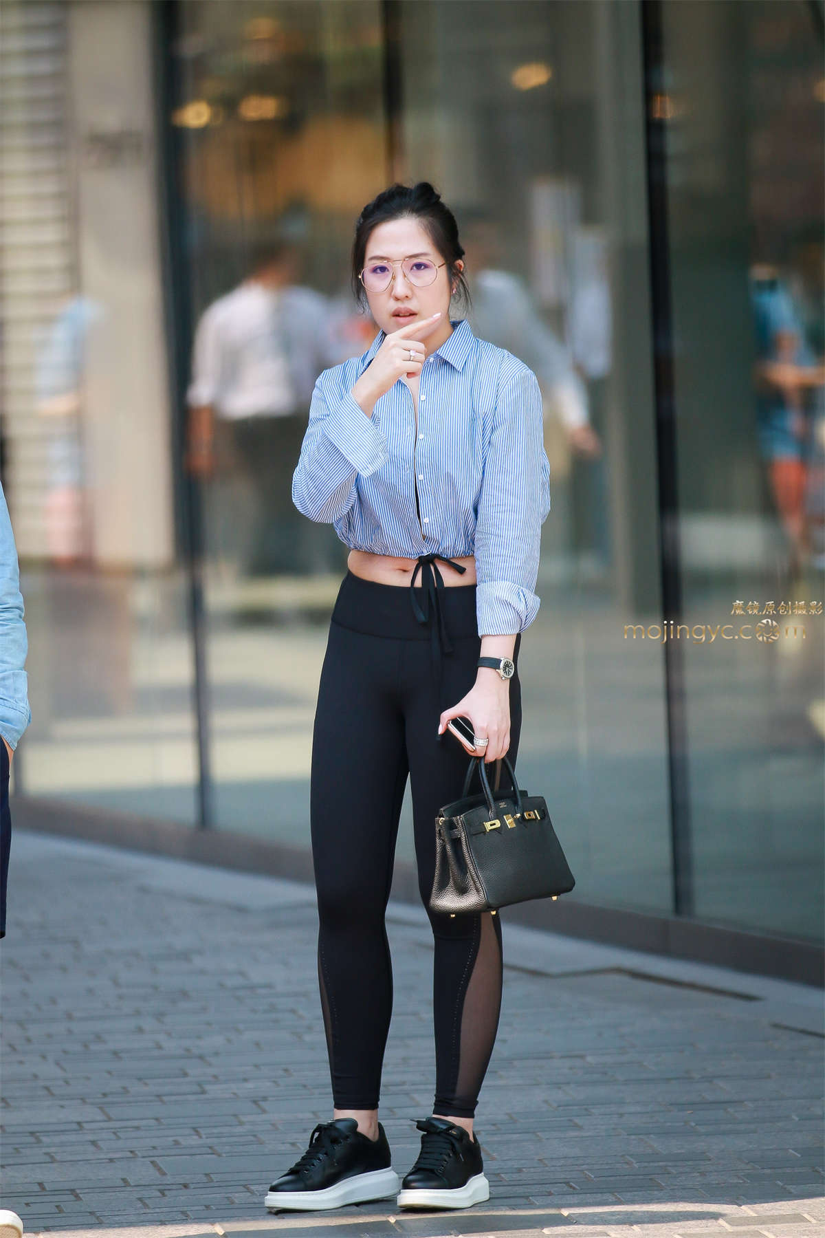 阳光下的蕾丝花边内裤-日更街拍