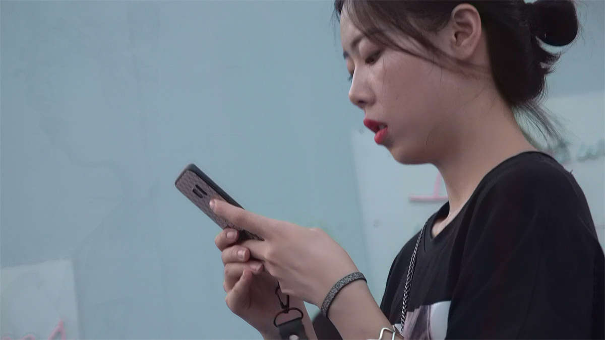 图片[2]-白嫩玉足凉高靓妹-日更街拍