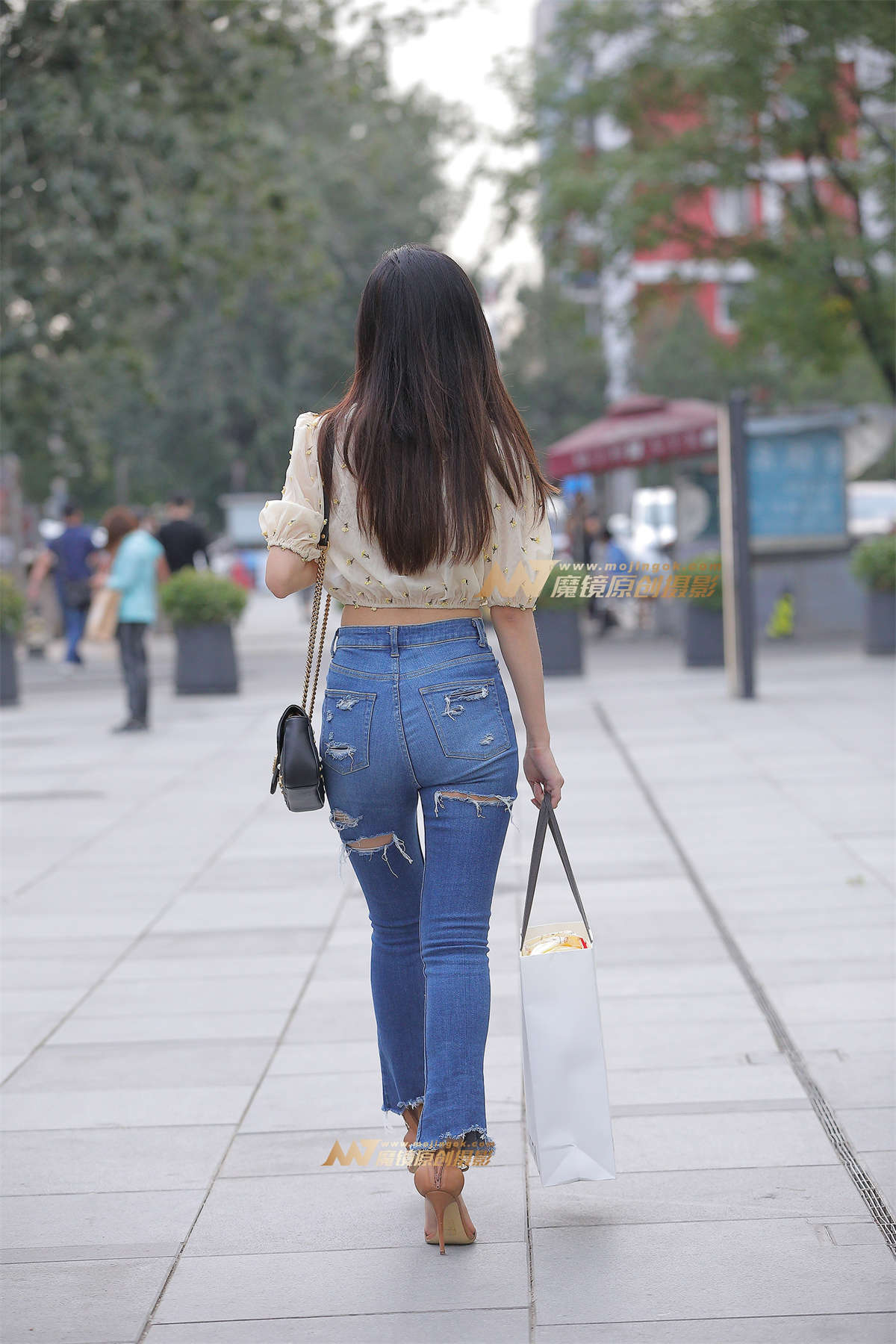 图片[2]-【视觉冲击赛贴】紧牛翘臀，细高跟小姐姐-日更街拍