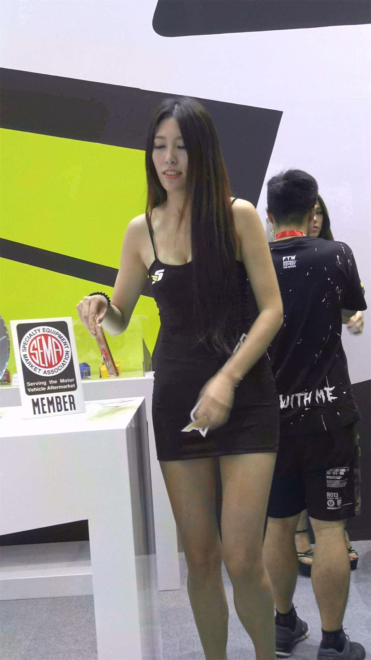 图片[2]-极品包臀裙美丽车模一米八的大长腿-日更街拍