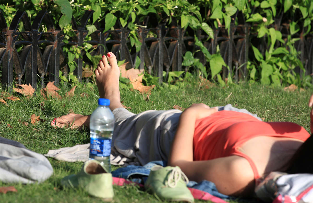 图片[2]-踏青公园街拍系列No.1015 当美女横躺草坪，对你投来冷峻的目光，你敢靠近吗 第2套-日更街拍