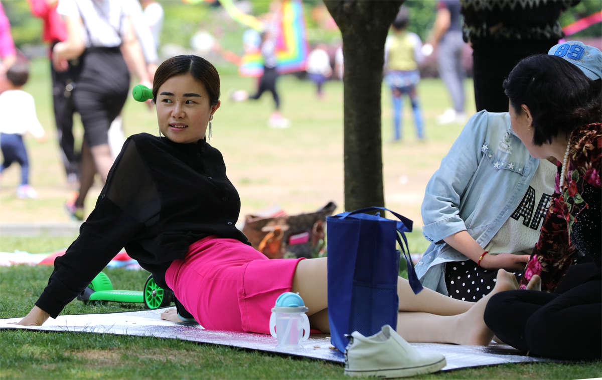 图片[2]-踏青公园街拍系列No.1208 清秀少妇前两次裸足出镜，这回终于换上长丝一展丝诱H 第3套-日更街拍