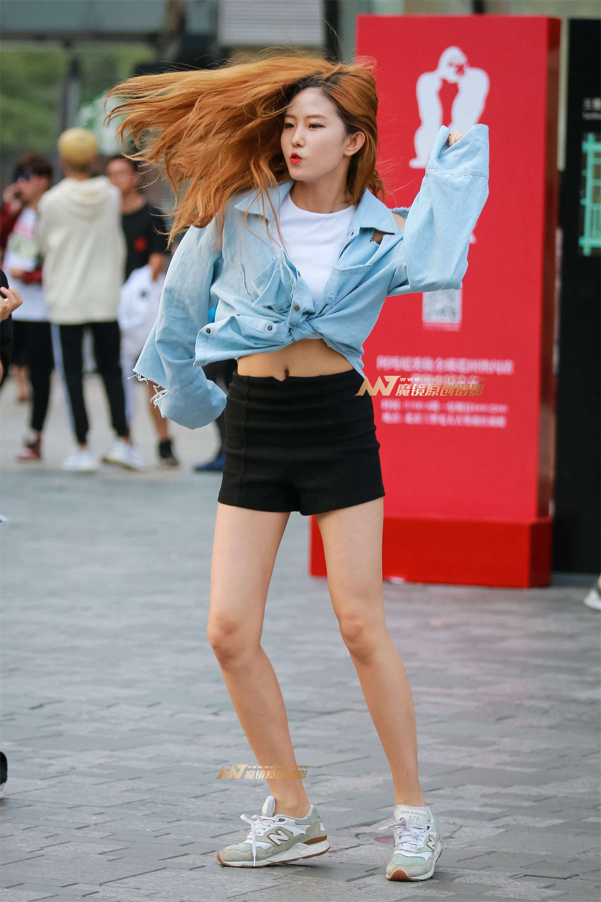 街上跳舞的阳光女孩,活力无限-日更街拍