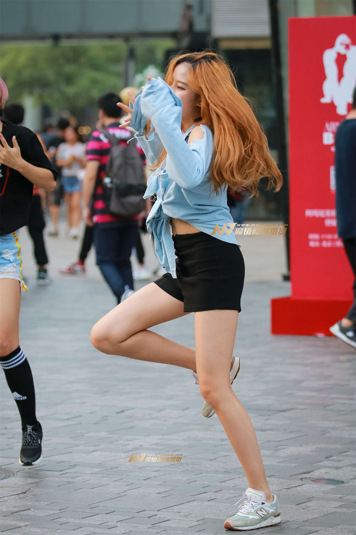 图片[2]-街上跳舞的阳光女孩,活力无限-日更街拍