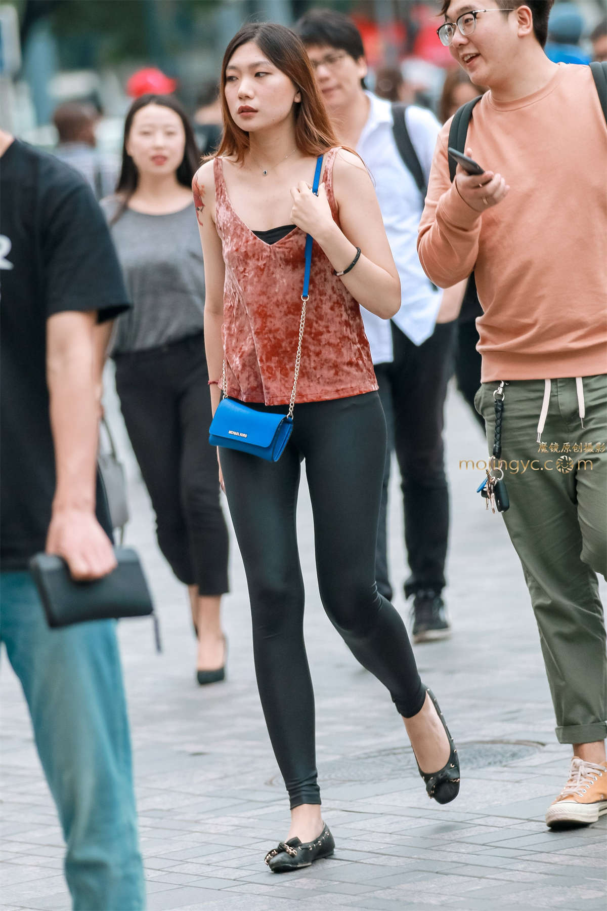 油亮丝滑的紧身裤-日更街拍