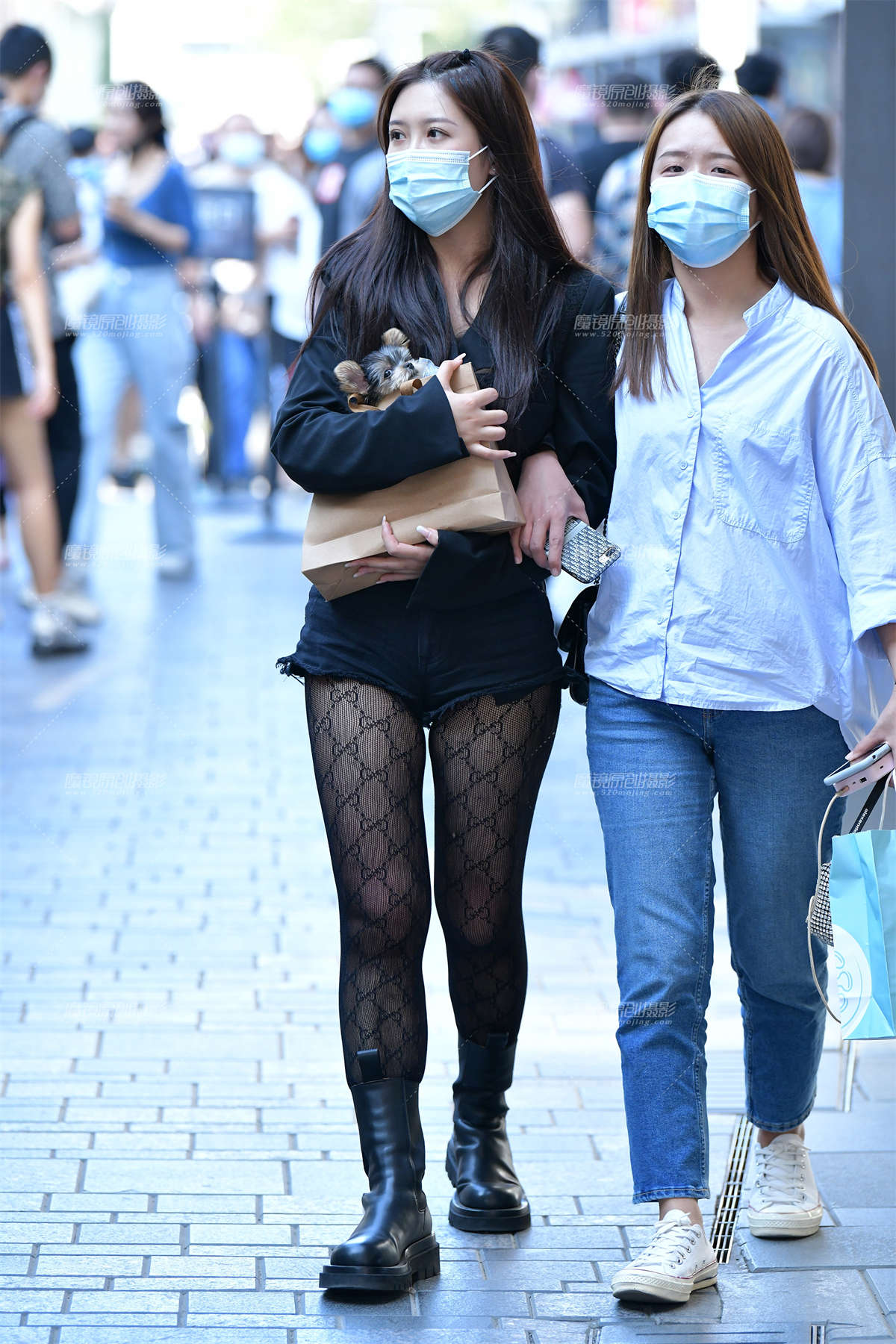 ★闺蜜款款而行热裤美女-日更街拍