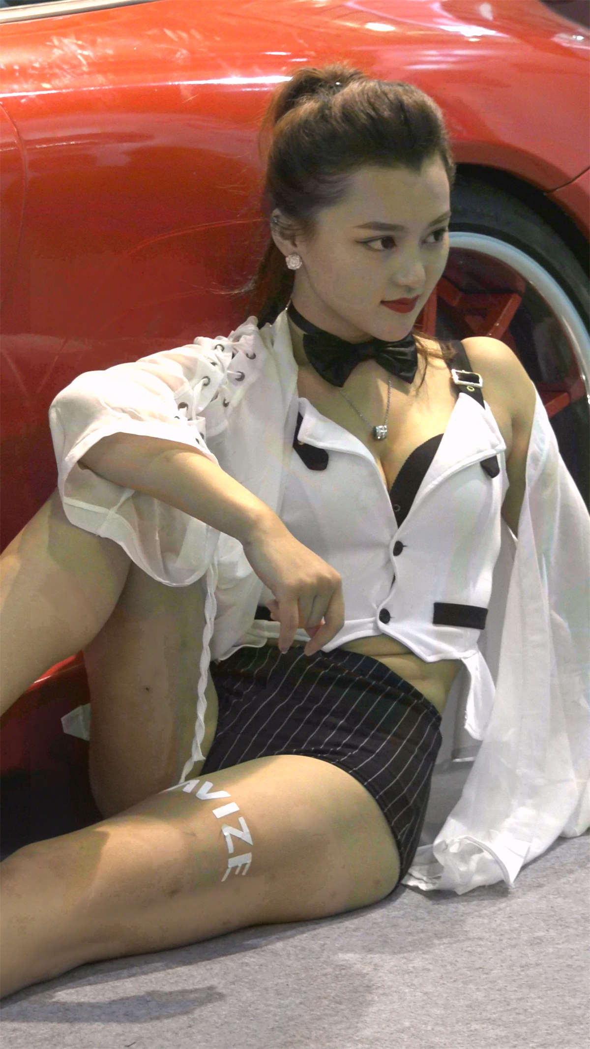 图片[2]-狂野性感车模-日更街拍