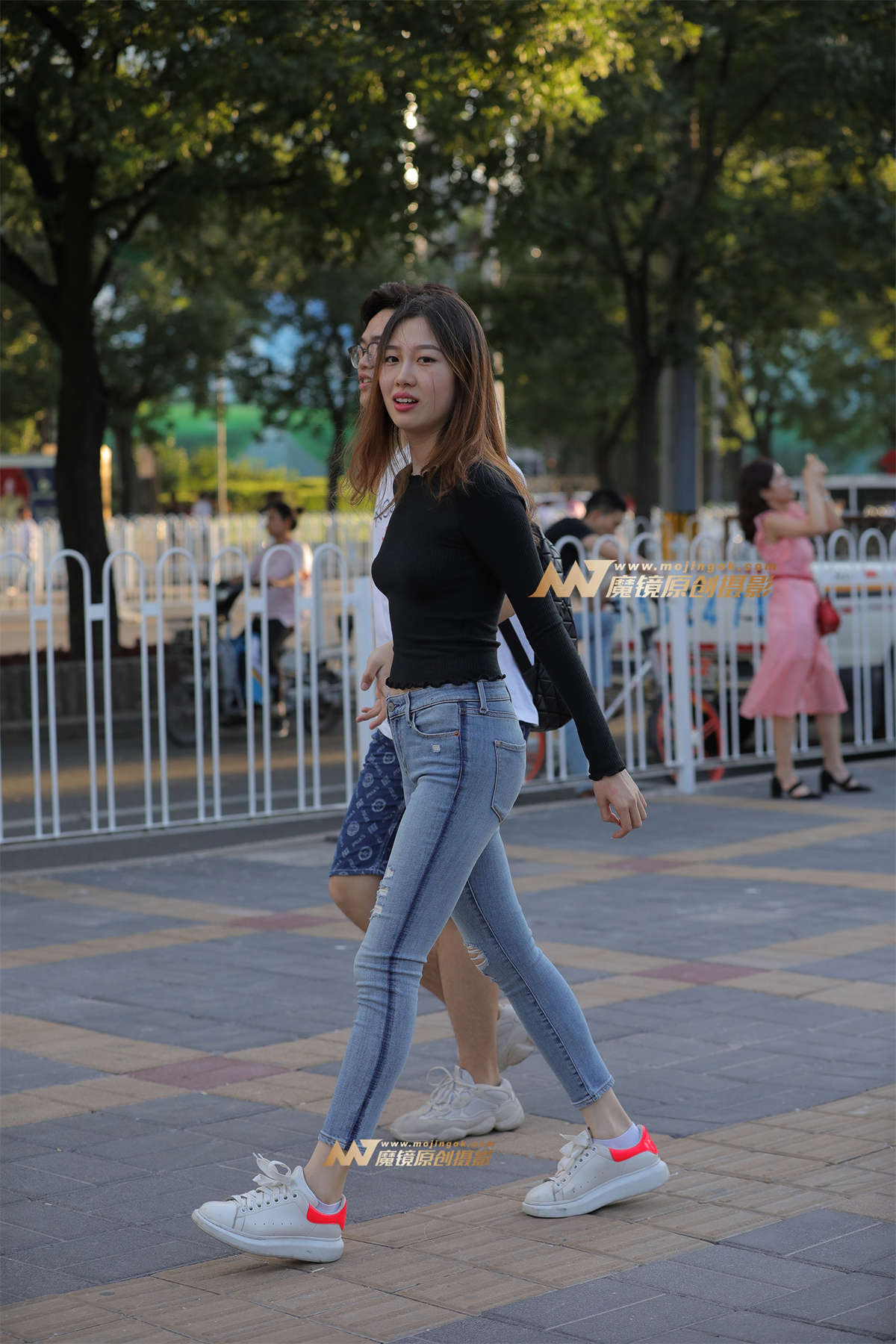 【视觉冲击赛贴】紧牛翘臀女友-日更街拍