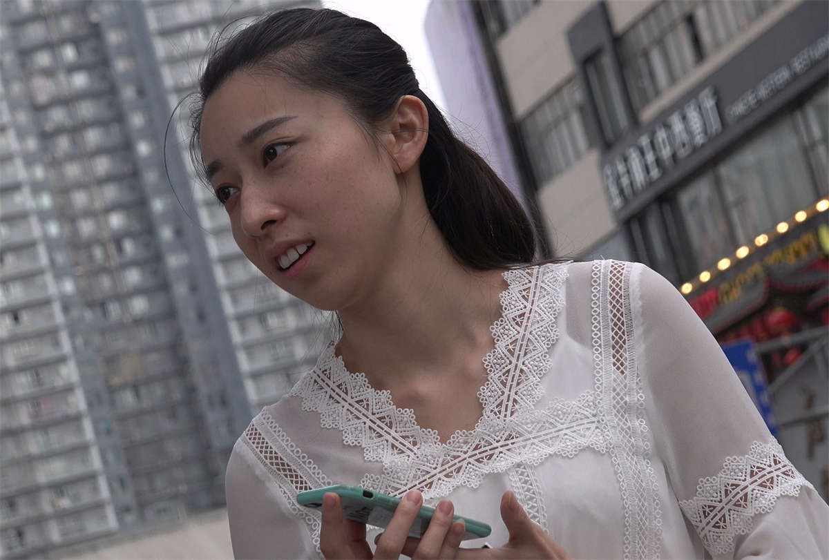 逛街出来准备回家的素颜美女-日更街拍