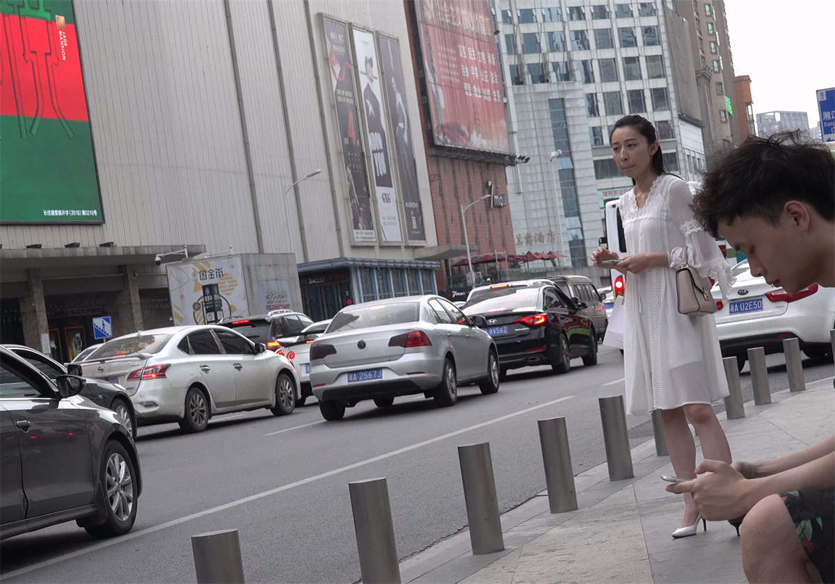 逛街出来准备回家的素颜美女插图1