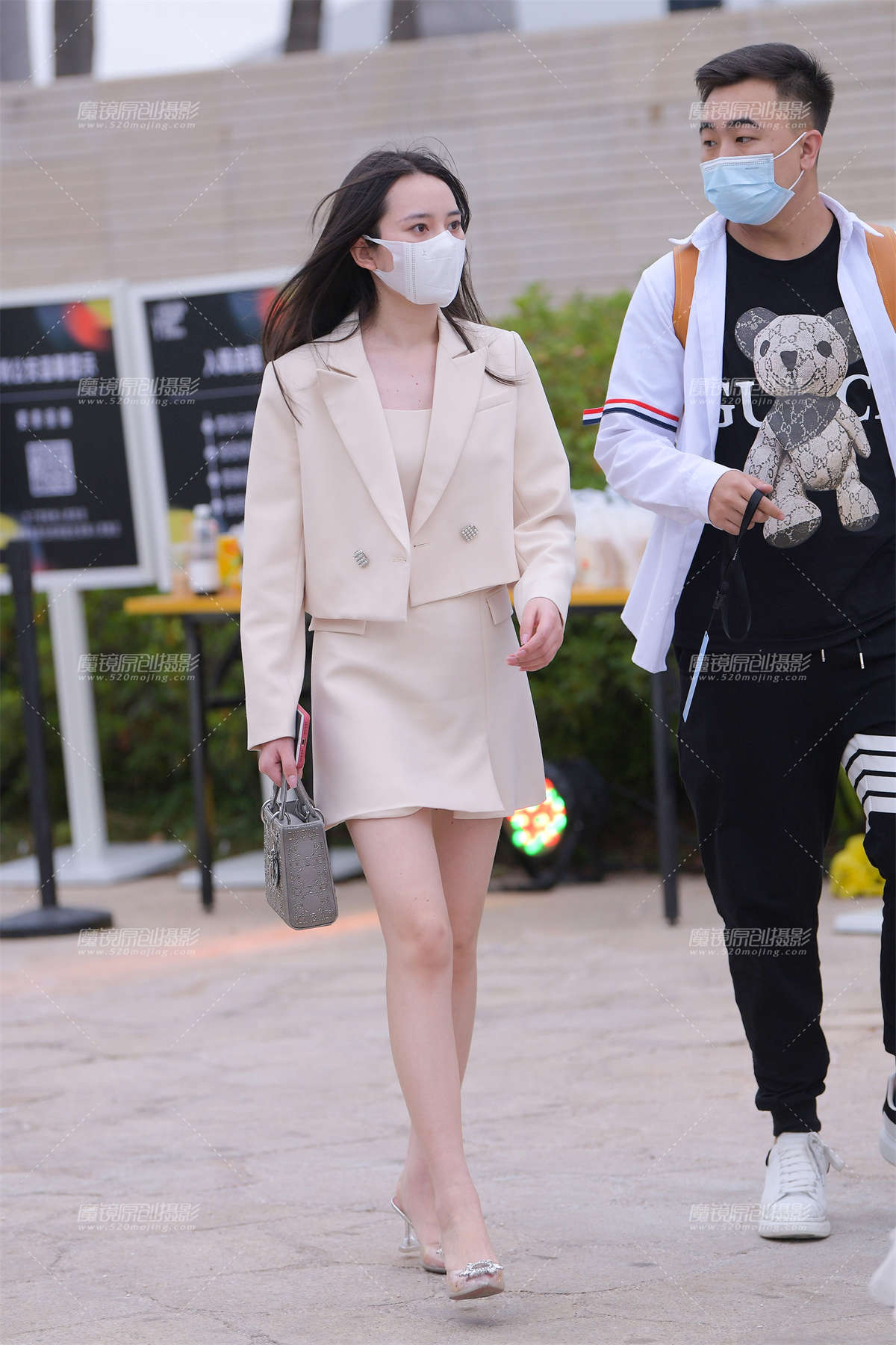 白皙的美腿美足小姐姐-日更街拍