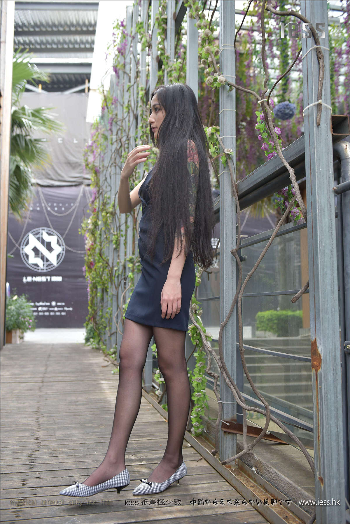 图片[2]-IESS异思趣向 丝足便当110期：户外黑丝平底鞋 潇潇-日更街拍