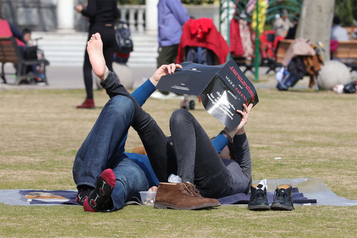 图片[2]-踏青公园街拍系列No.1016 恋爱中缠绵的女孩，旁若无人，瘦长美足独领草地风骚 第1套-日更街拍