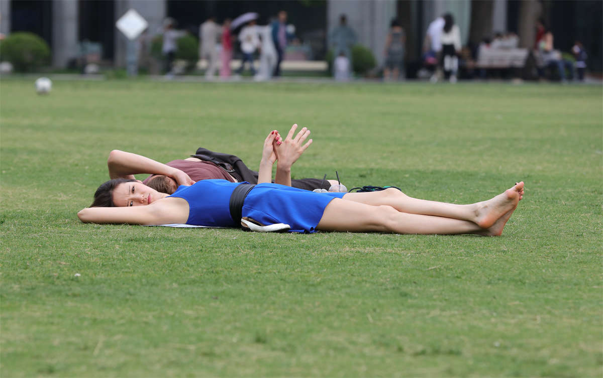 图片[2]-踏青公园街拍系列No.1720 来自北欧童话中的迷人女孩，玉骨冰肌非同凡响 第1套-日更街拍