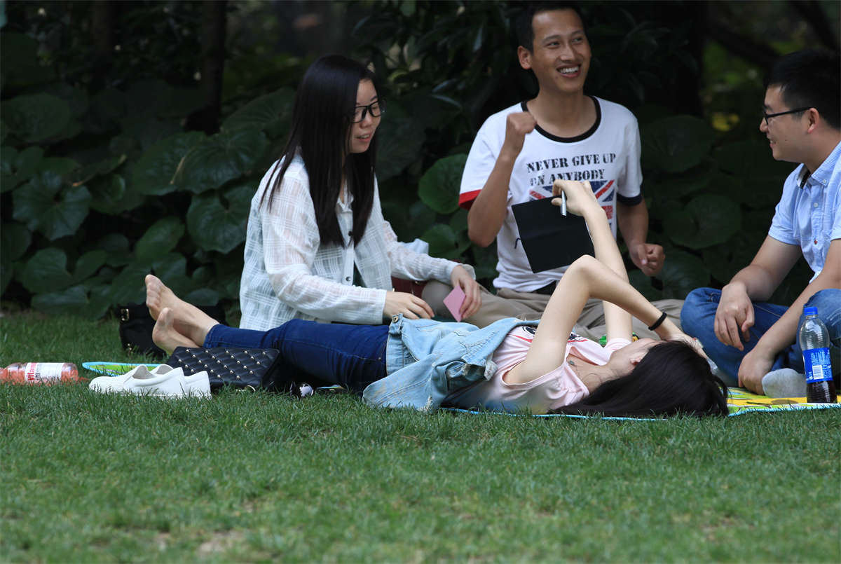 图片[2]-踏青公园街拍系列No.945 秀美女孩超高分细长美足配上薄丝，要的就是这感觉 第2套-日更街拍