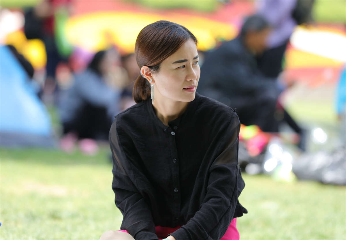 图片[2]-踏青公园街拍系列No.1209 清秀少妇前两次裸足出镜，这回终于换上长丝一展丝诱H 第2套-日更街拍