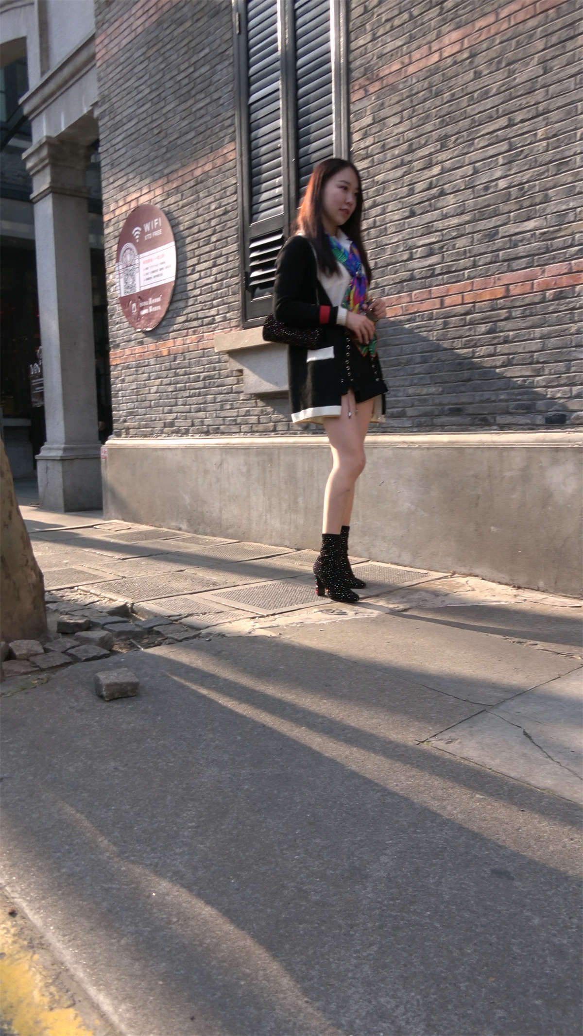 白皙美腿性感高跟美女-日更街拍