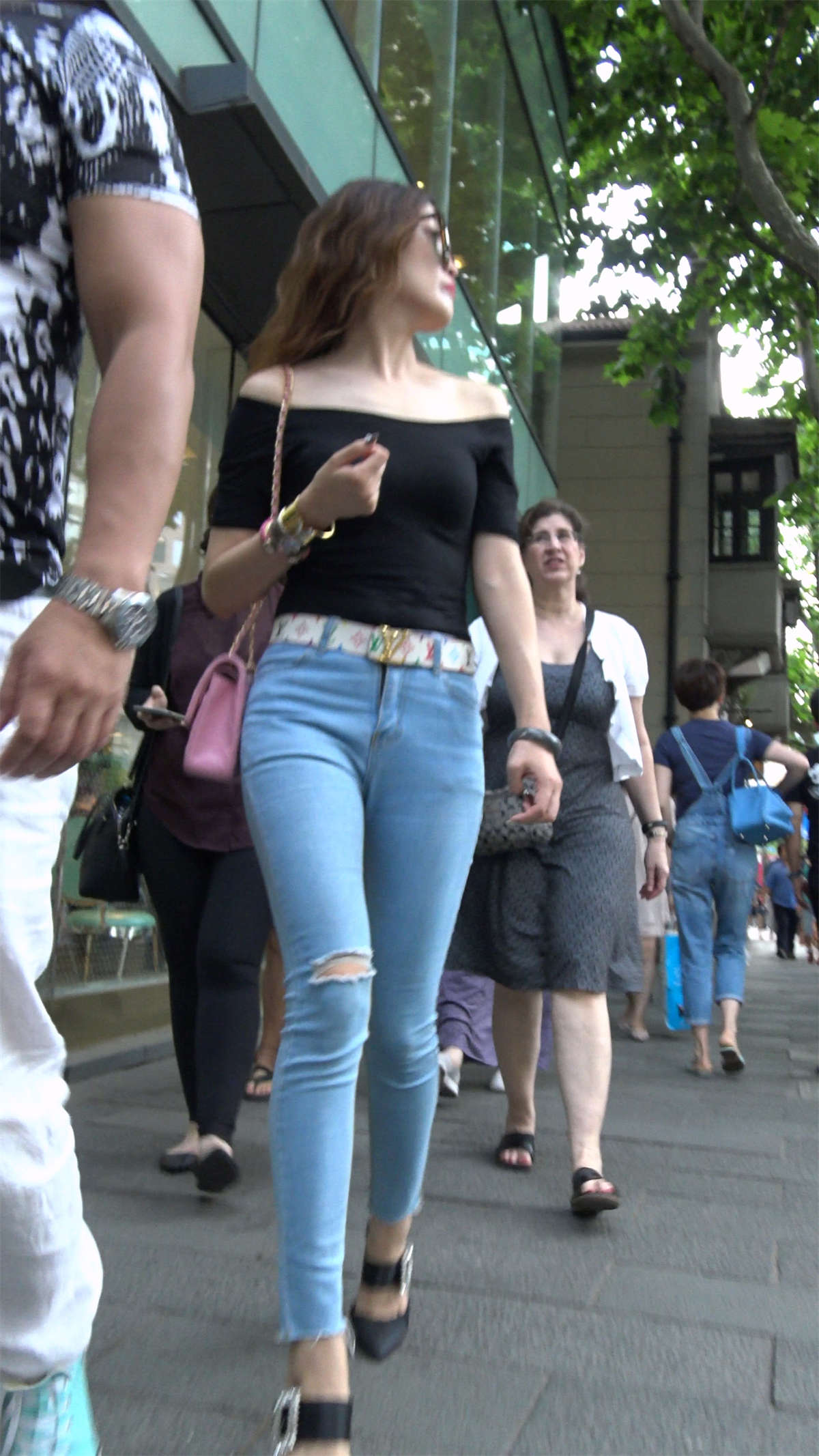 图片[2]-超性感火辣身材紧身蓝牛大美女-日更街拍