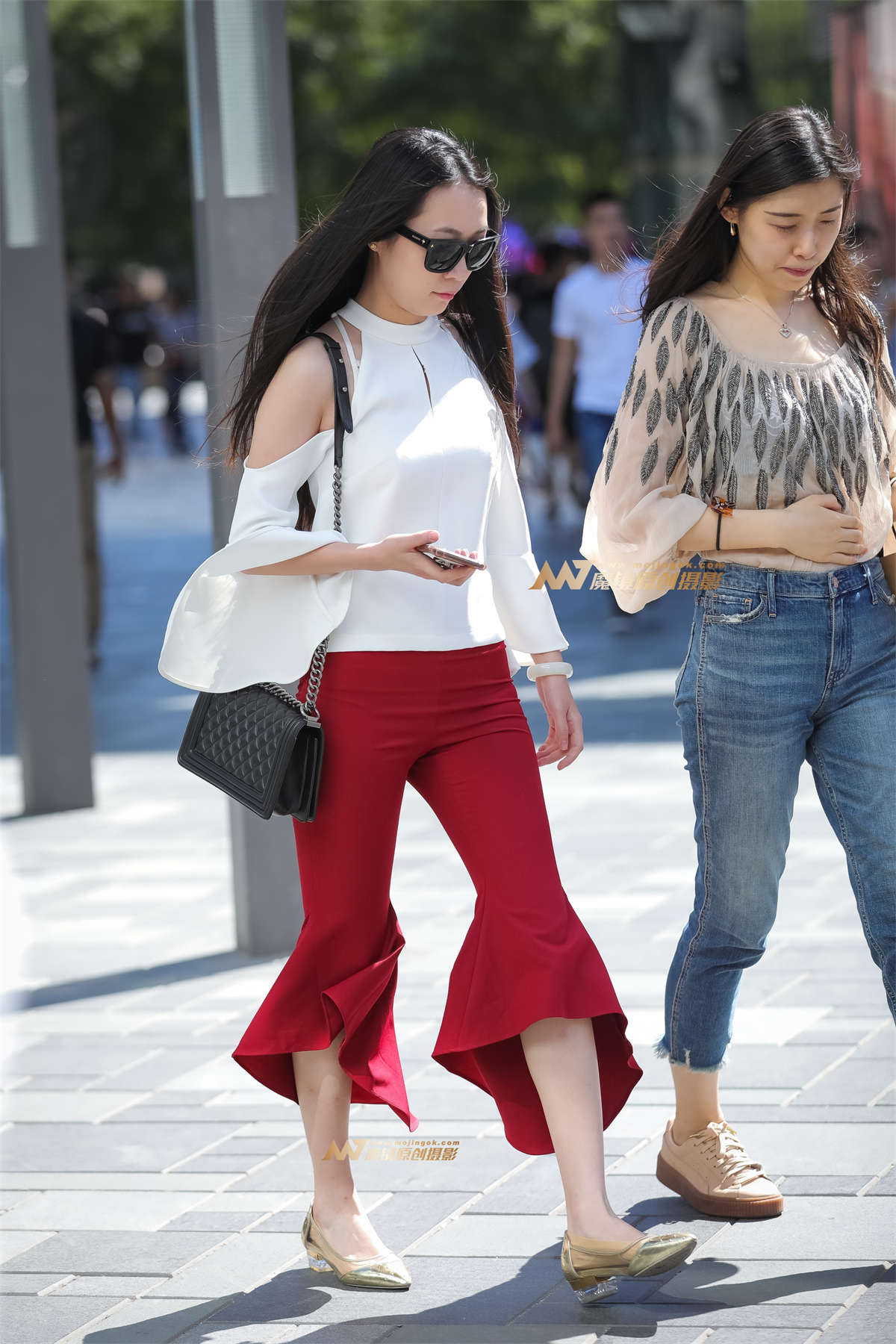 紧身红裤好闺蜜-日更街拍