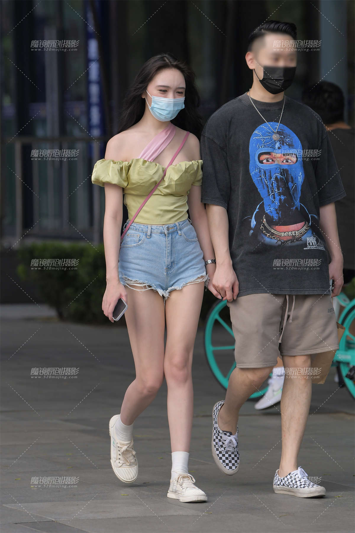 荷叶边、一字肩抹胸热裤美女-日更街拍