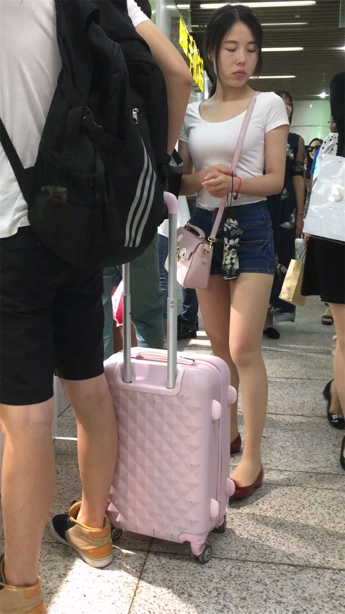 边走边吃的牛仔短裤美女-日更街拍