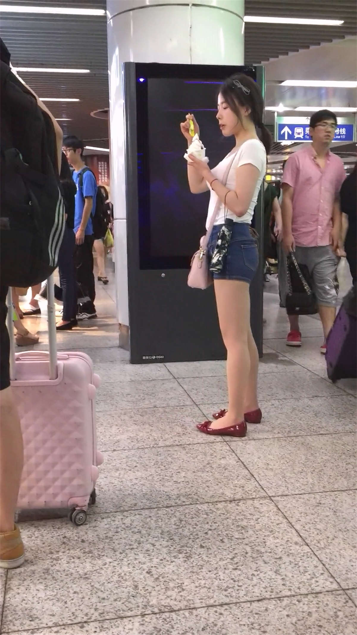 图片[2]-边走边吃的牛仔短裤美女-日更街拍